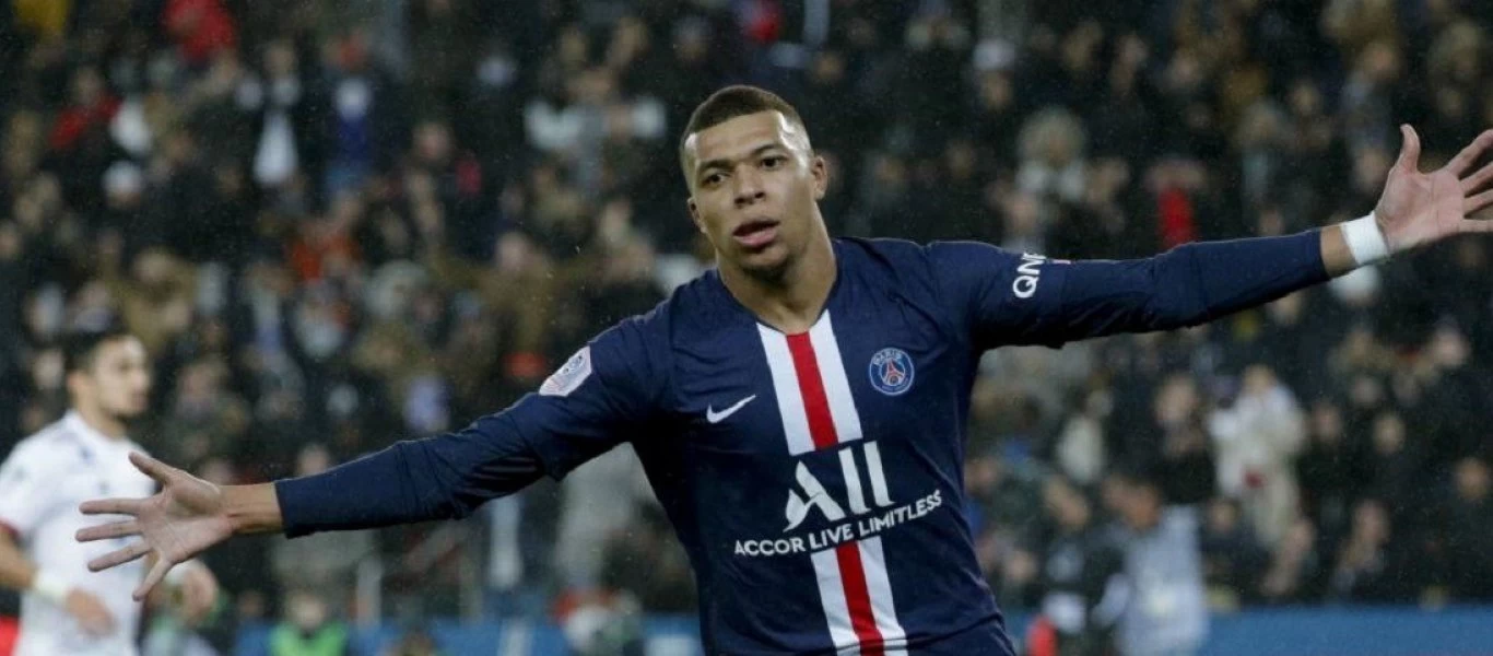 Ο Κίλιαν Εμπαπέ ακούει... Κωνσταντίνο Αργυρό (φωτό)